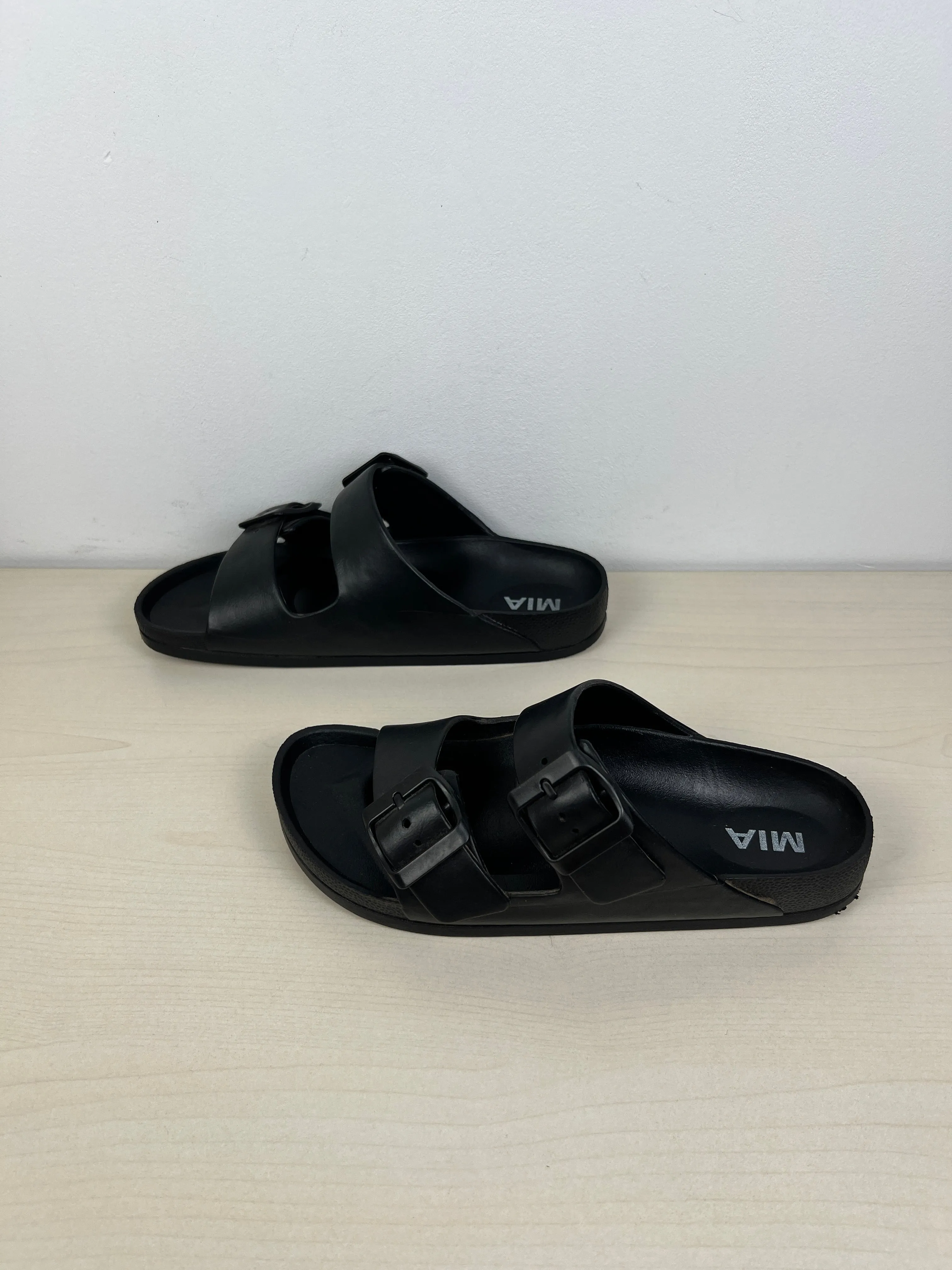 Black Sandals Flats Mia, Size 6