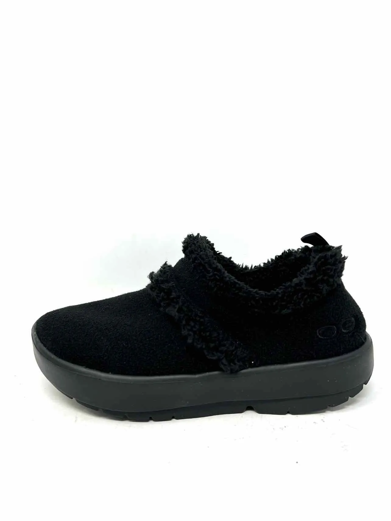 Oofos Size 7? Black Solid Faux Fur Shoes Slippers