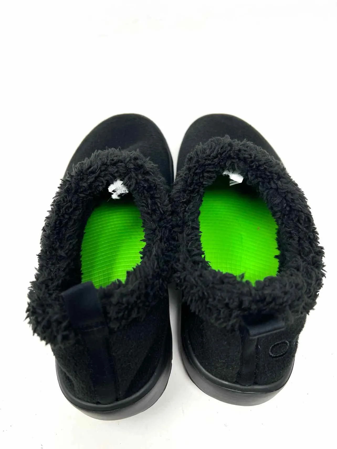 Oofos Size 7? Black Solid Faux Fur Shoes Slippers